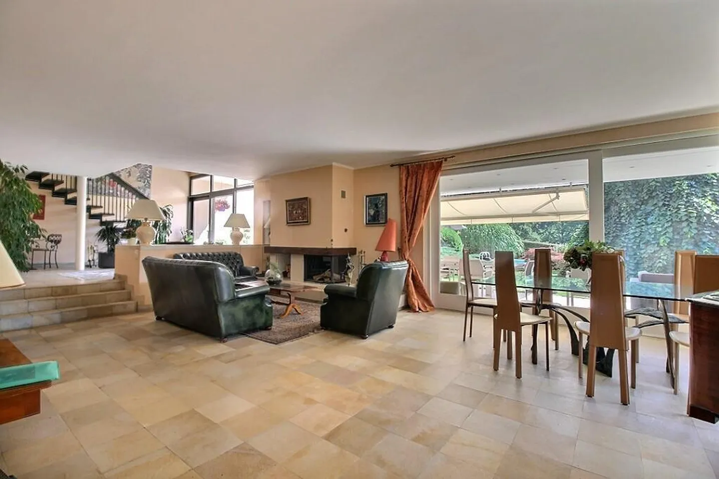 Casa con 9 stanze - Foto 11 di 30