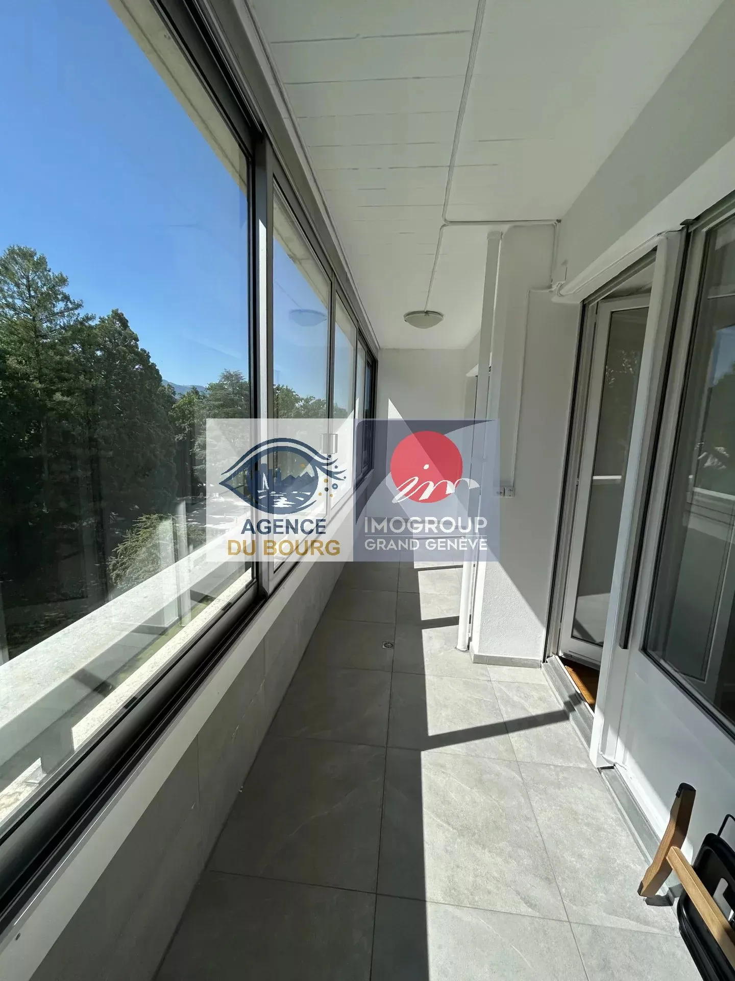 Appartement rénové avec terrasse - Photo 3 sur 13