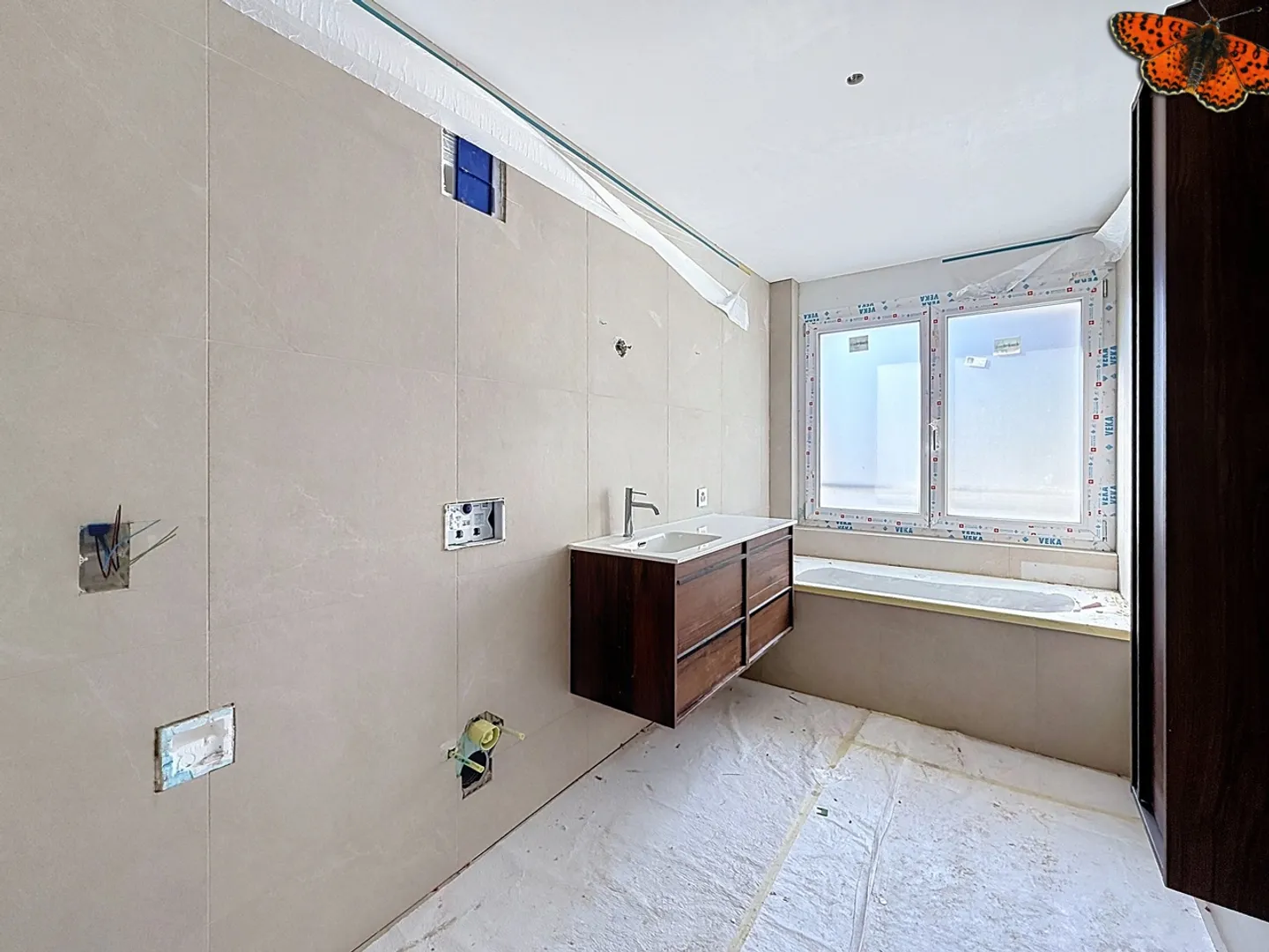 Modern Apartment with Balcony - Photo 10 of 13