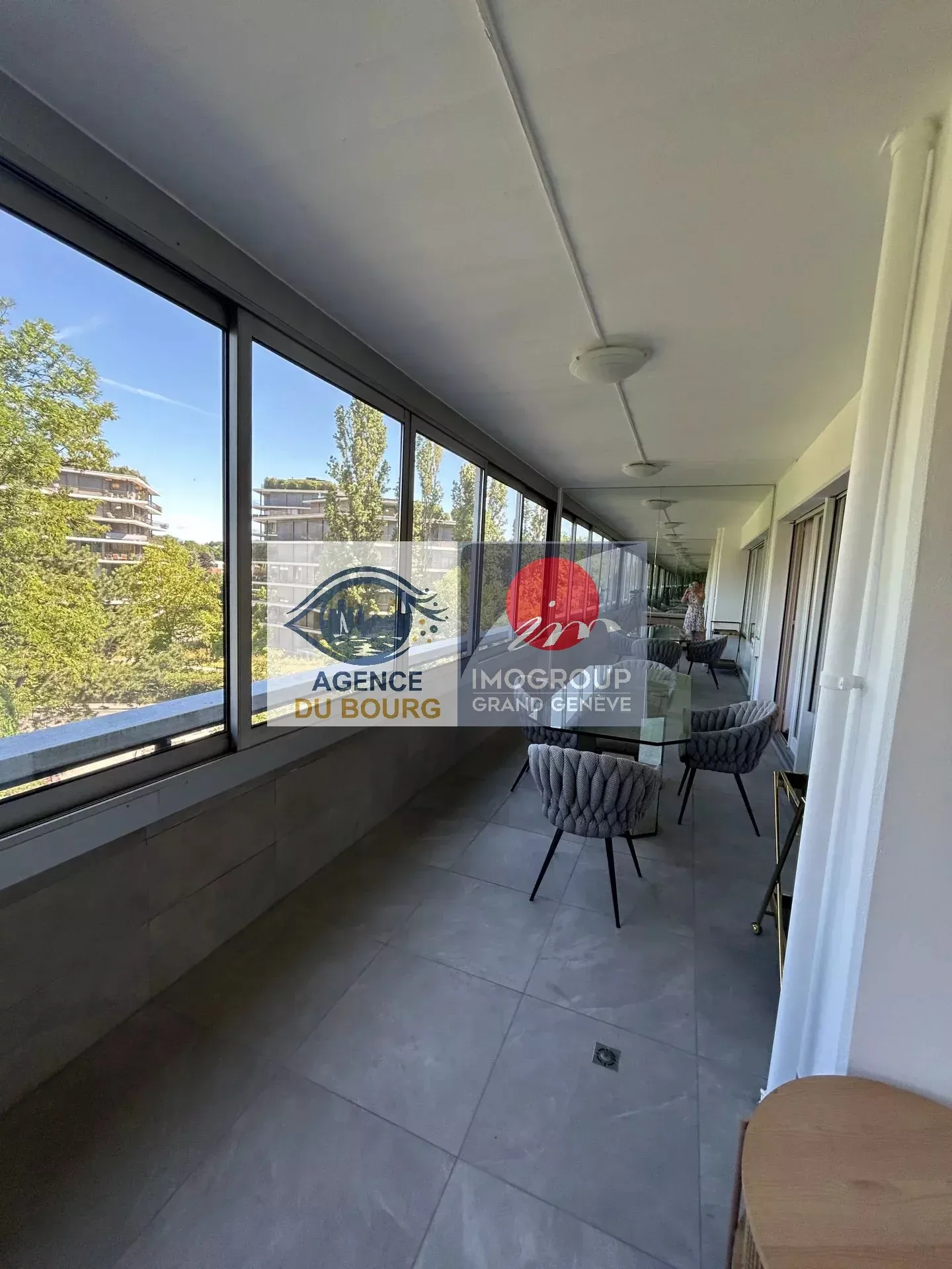 Appartement rénové avec terrasse - Photo 4 sur 13