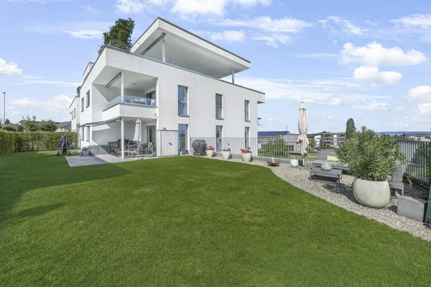 Rare in Tübach - 4.5 room apartment with 220m² garden, private laundry... - Photo 2 of 24