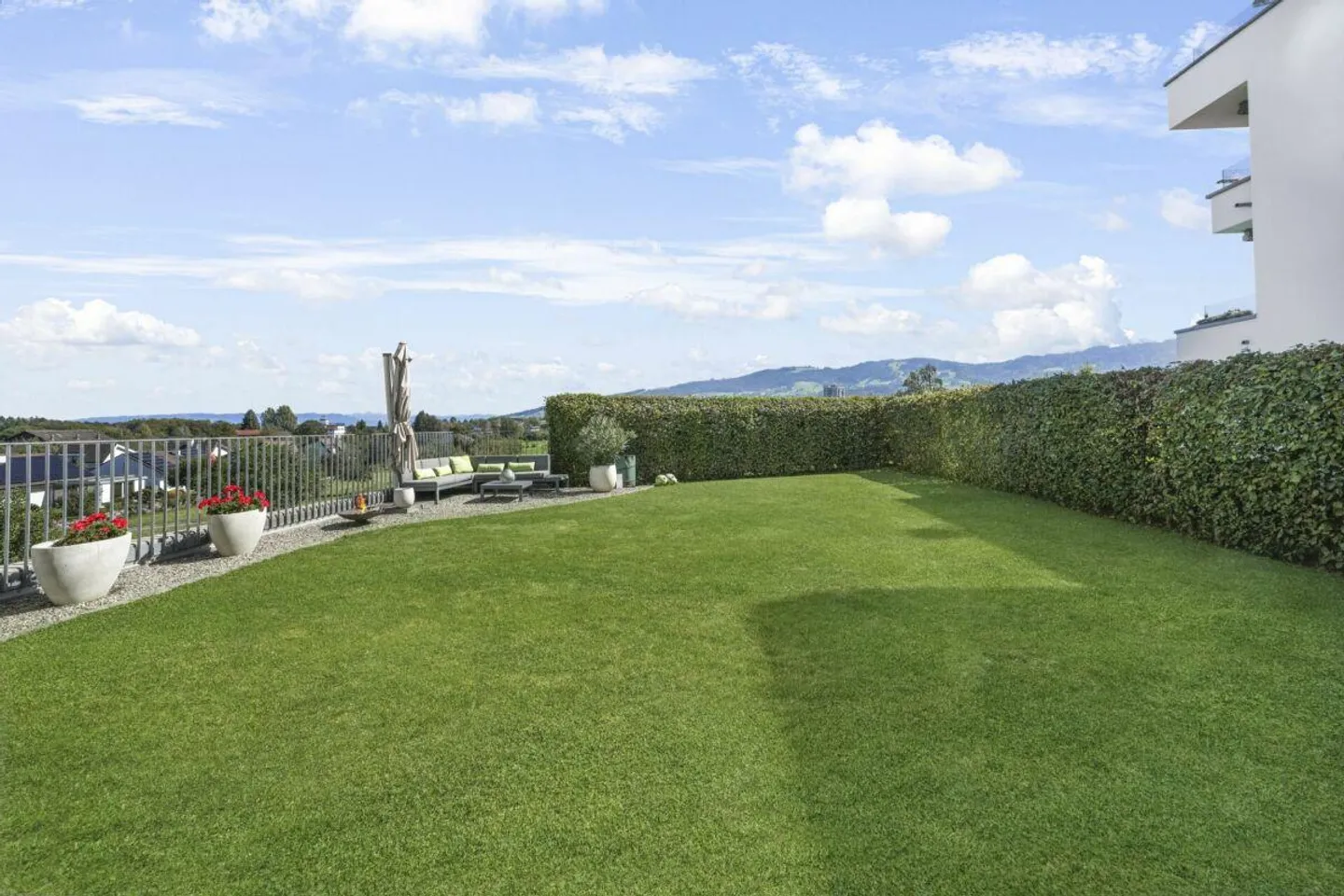 Rare in Tübach - 4.5 room apartment with 220m² garden, private laundry... - Photo 3 of 24