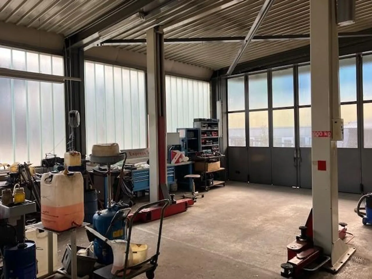Auto-Reparatur-Werkstatt - Foto 4 von 11
