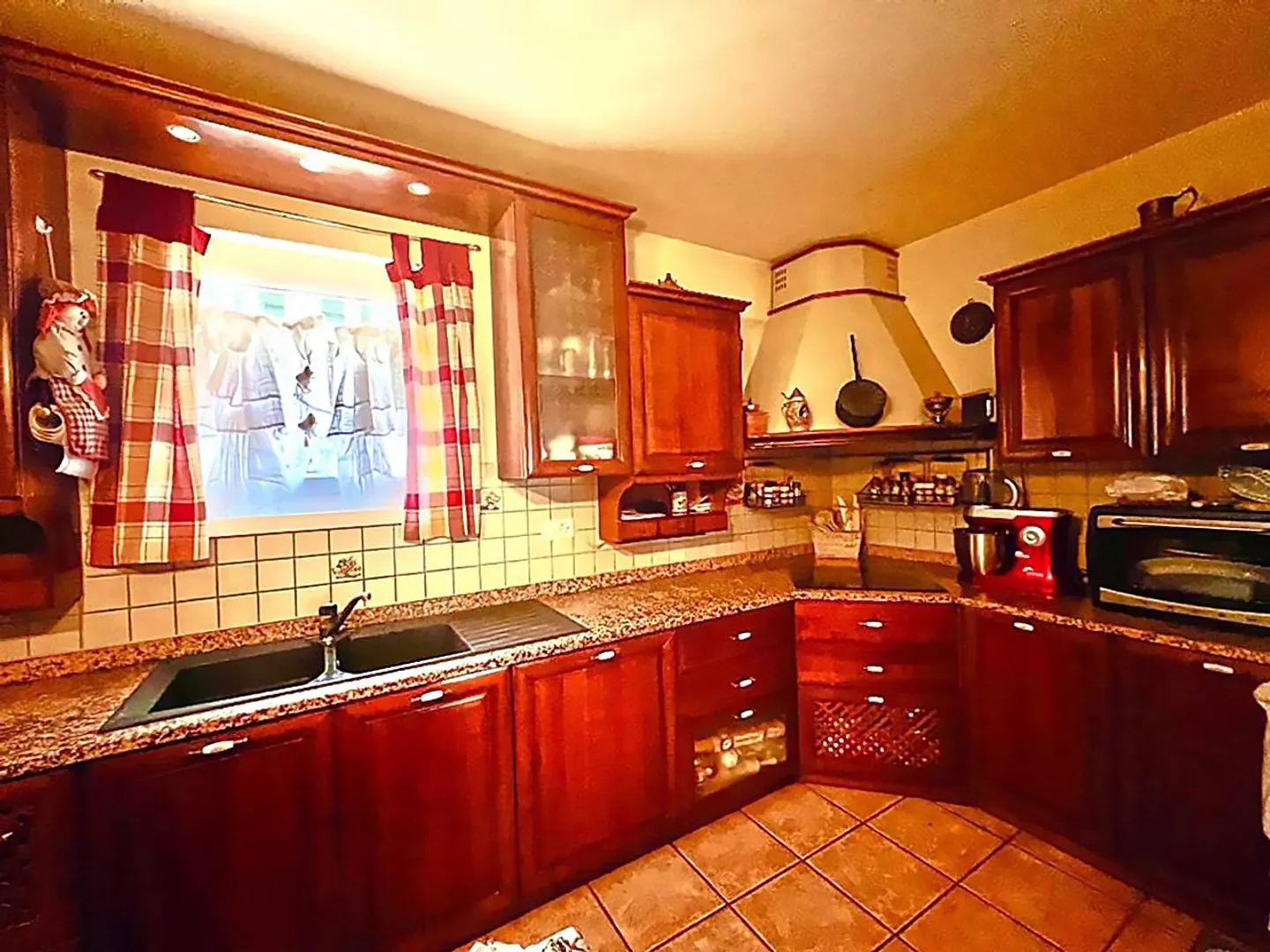 Spaziosa Casa Familiare con Piscina - Foto 4 di 6