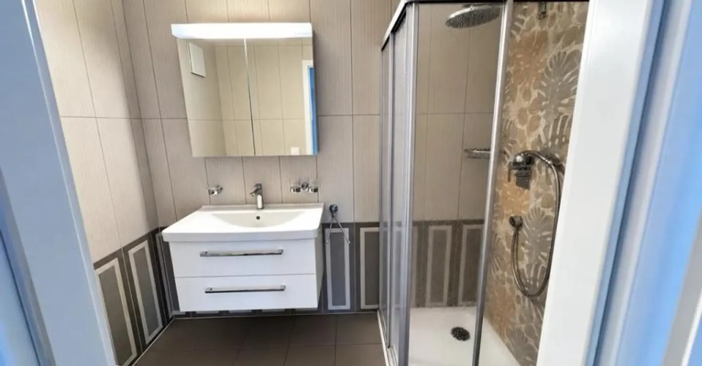 2.5-room apartment on the 1st floor with balcony in Villeneuve - Photo 4 of 7
