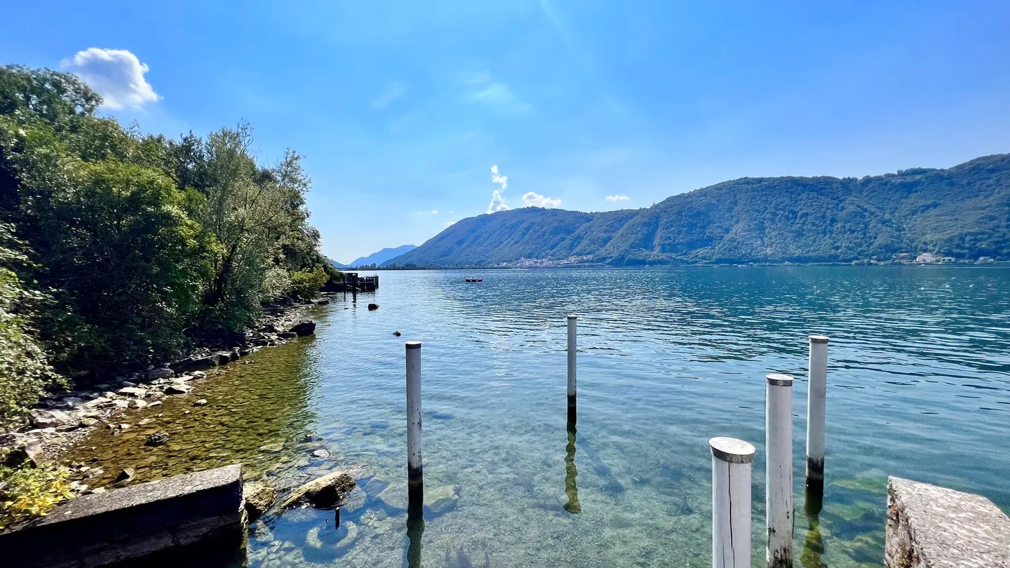Nuova residenza prestigiosa direttamente sul Lago di Lugano con piscina all'aperto, giardino, spiaggia e molo privato - - Foto 1 di 10