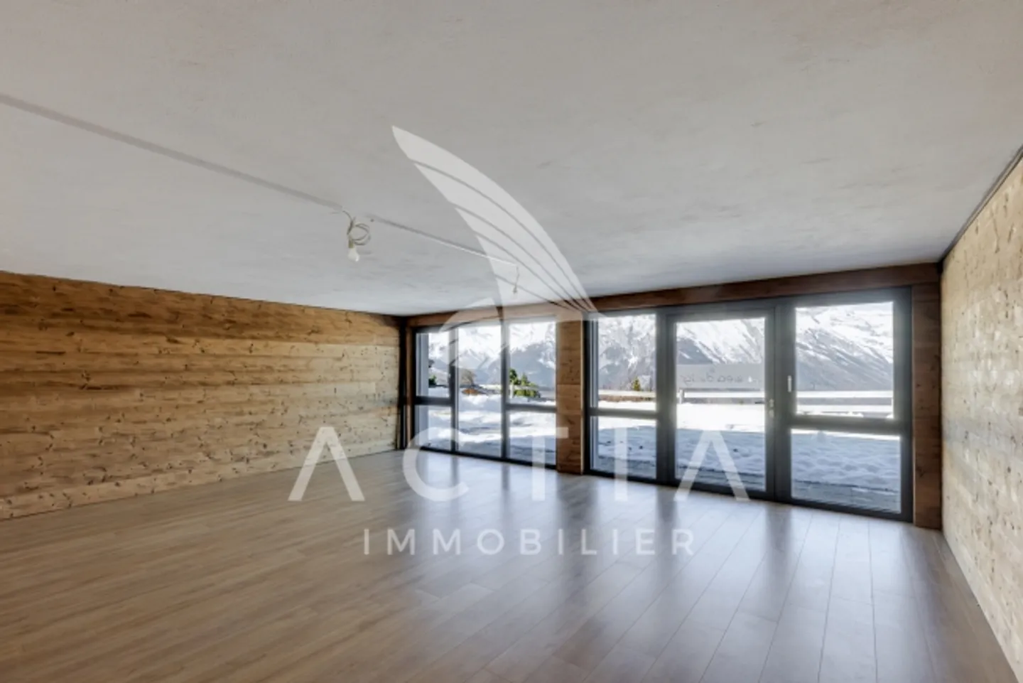 Magnificent 7.5-room chalet + independent workshop | Total renovation - Photo 3 of 13