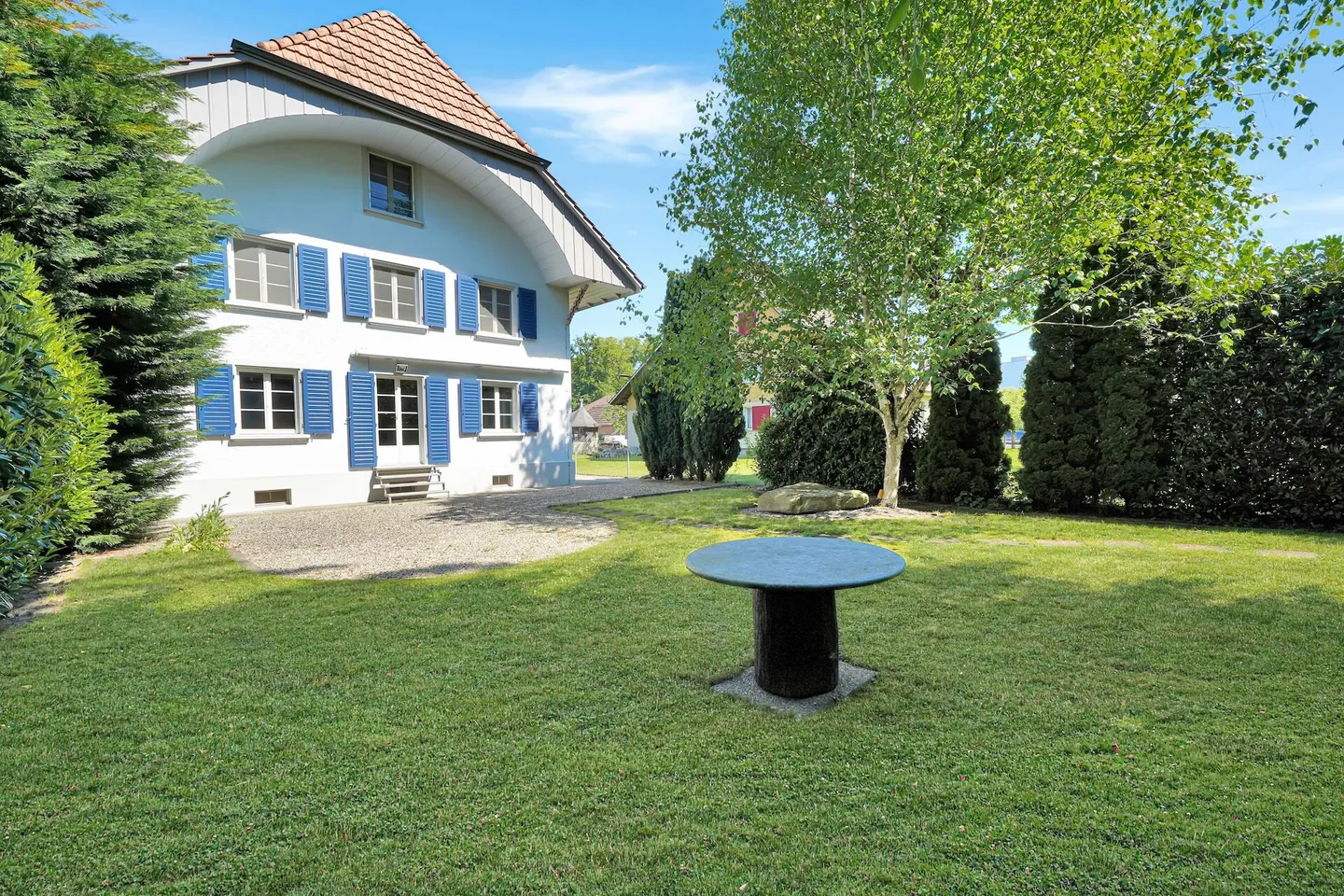 Detached, top renovated single-family house with numerous advantages in Aarwangen - Photo 1 of 16