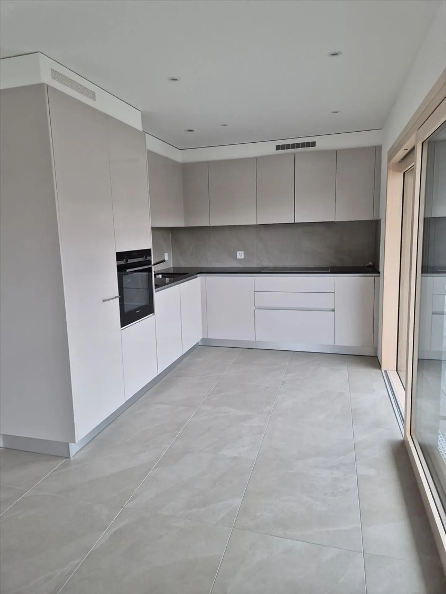 Apartment - Photo 4 of 9