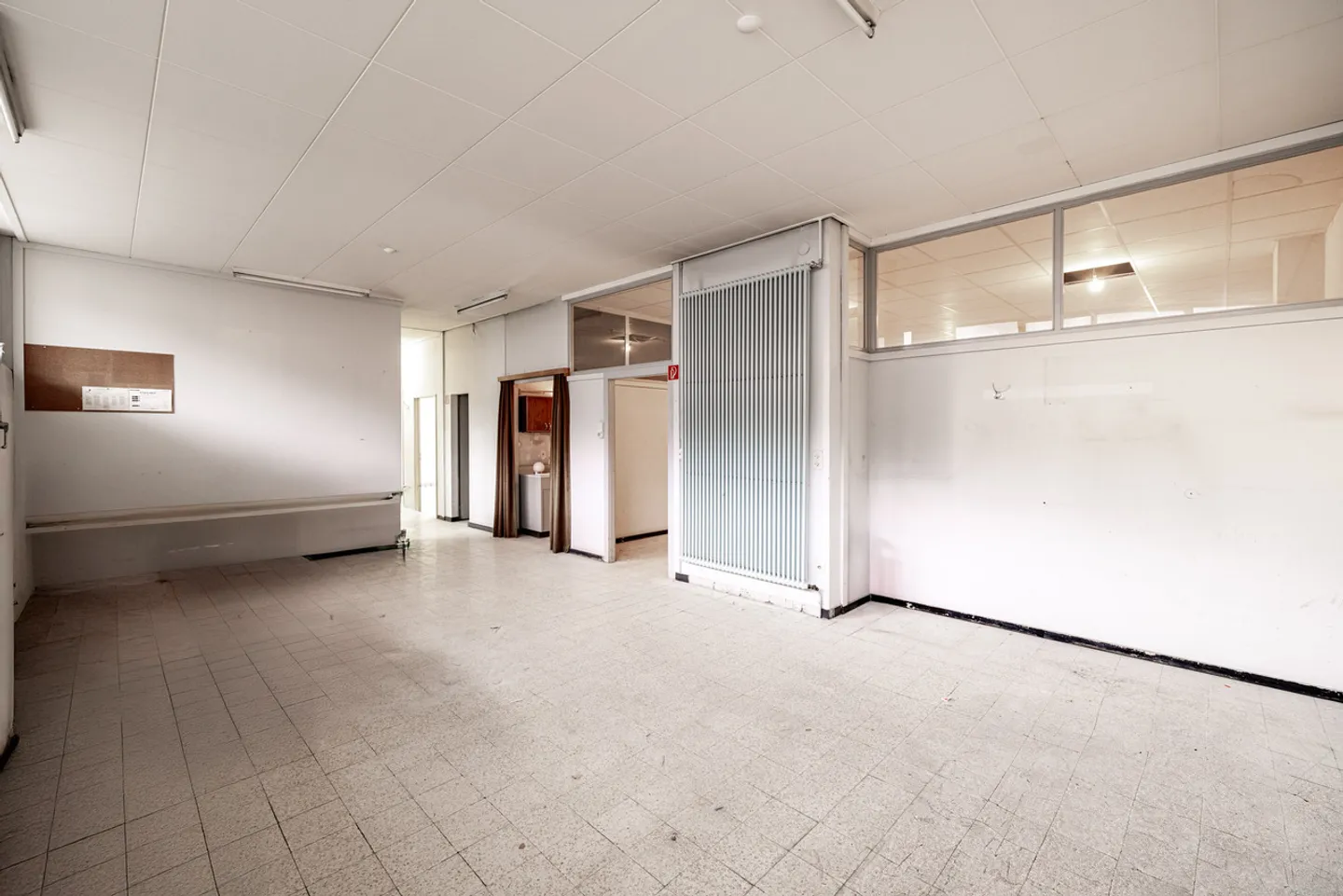 GRANDE SPAZIO COMMERCIALE NEL CENTRO DI SION - Foto 4 di 11