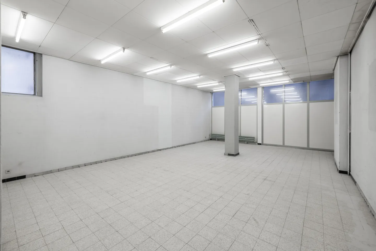 GRANDE SPAZIO COMMERCIALE NEL CENTRO DI SION - Foto 7 di 11