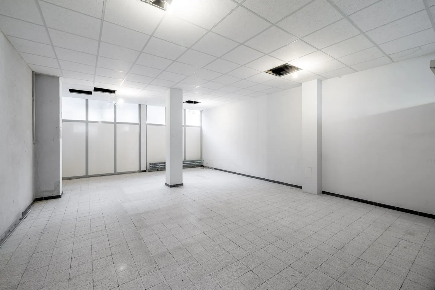 GRANDE SPAZIO COMMERCIALE NEL CENTRO DI SION - Foto 10 di 11