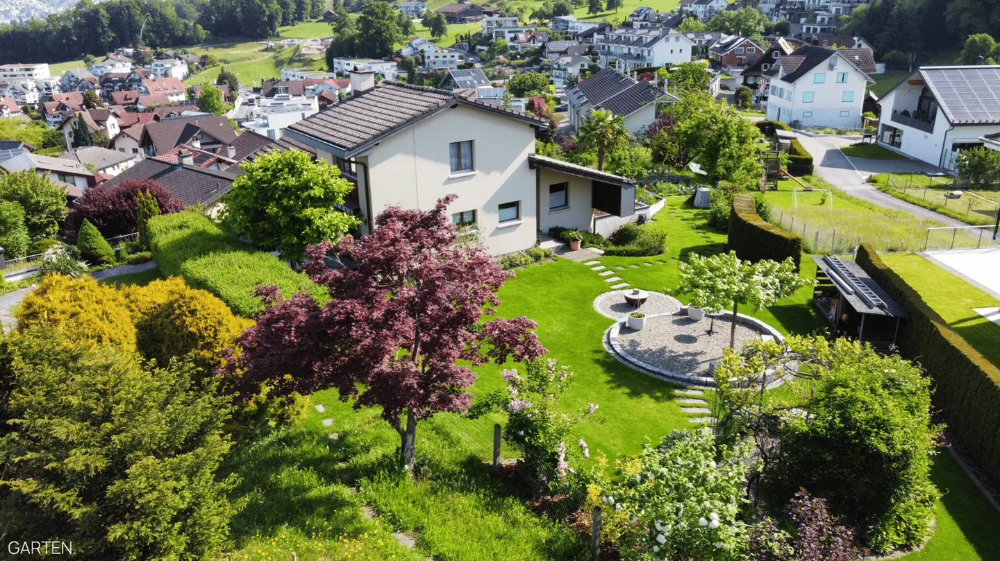 Casa unifamiliare con vista panoramica e potenziale su un terreno di 1'000 m² - Foto 1 di 8