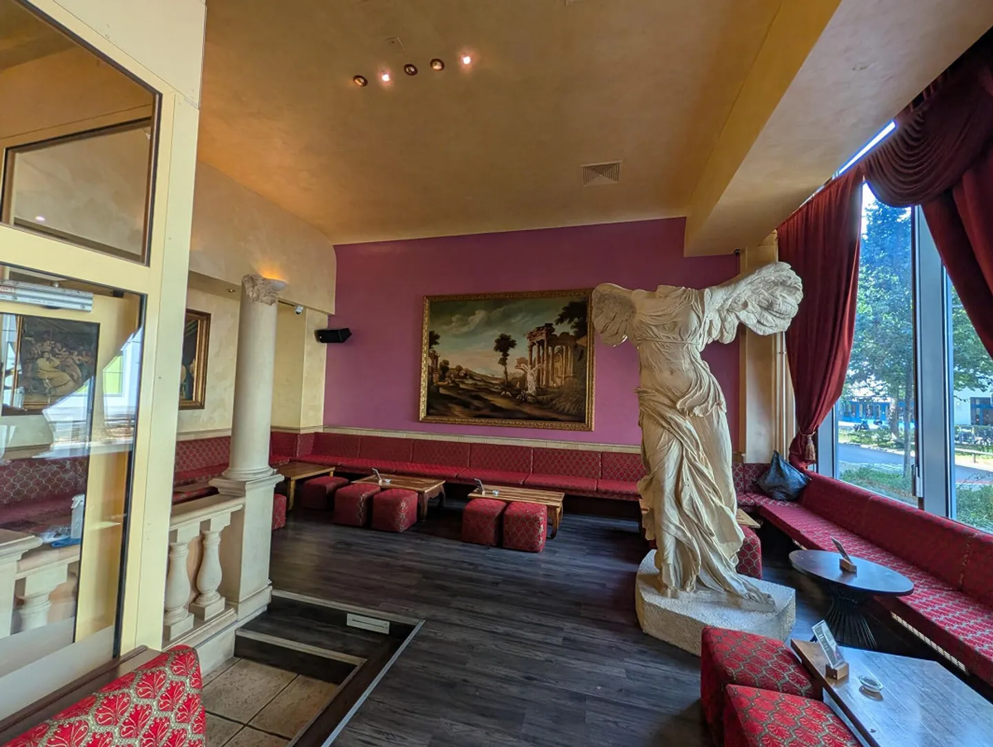 Established Lounge Bar 'Basilica' in Zurich-West - Photo 1 of 10