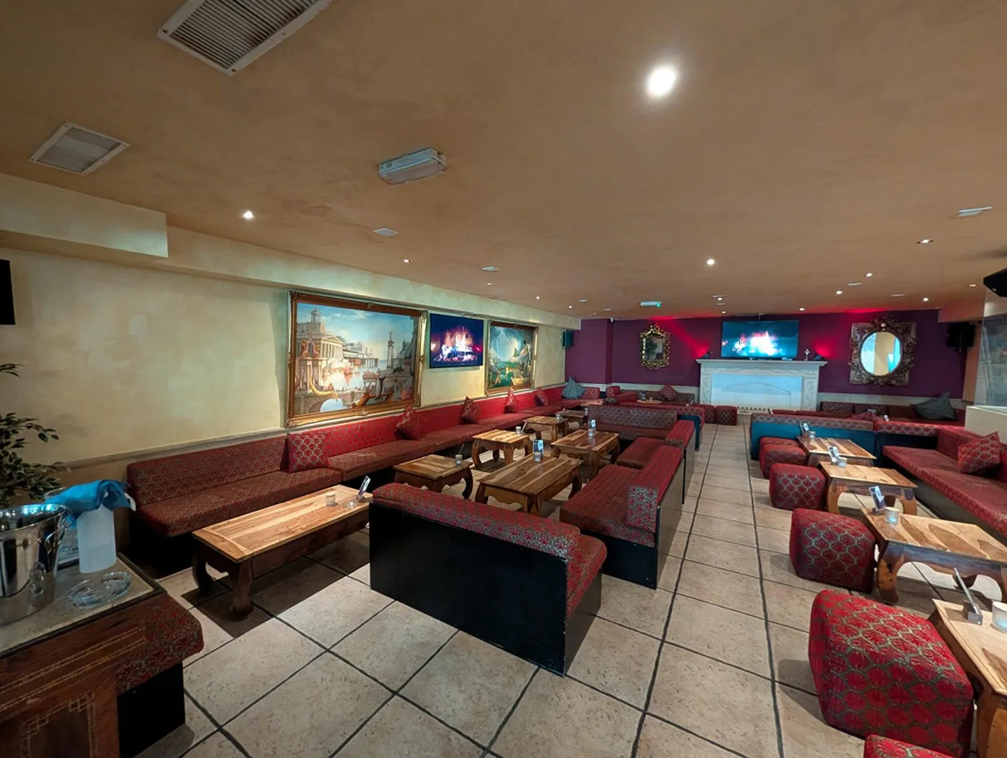 Established Lounge Bar 'Basilica' in Zurich-West - Photo 7 of 10