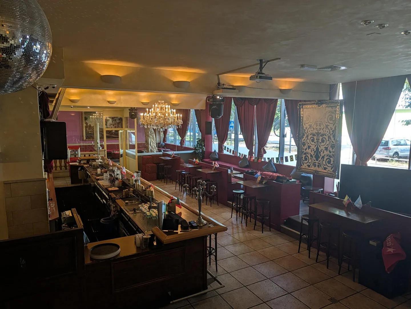 Established Lounge Bar 'Basilica' in Zurich-West - Photo 5 of 10