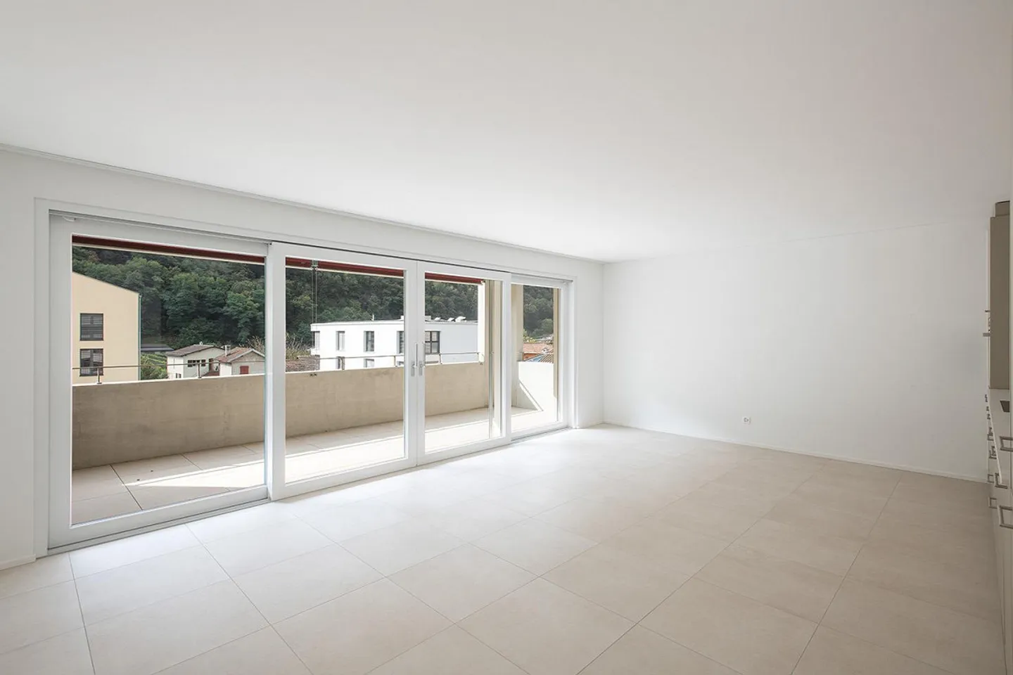 Appartamento moderno con balcone - Foto 3 di 8