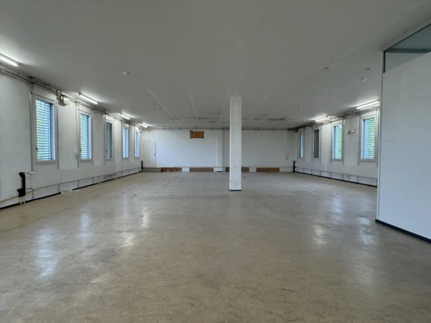 Mixed-use building for rent - Photo 2 of 7