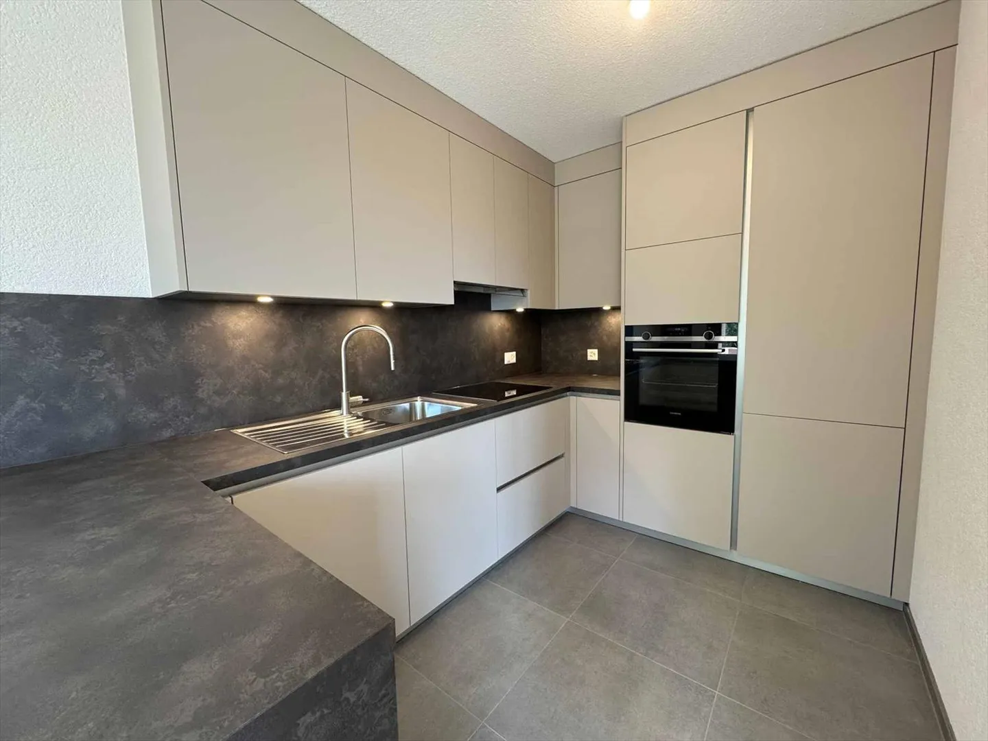 Großzügige 3.5-Zimmer-Wohnung renoviert im Herzen von Gland - Foto 1 von 10