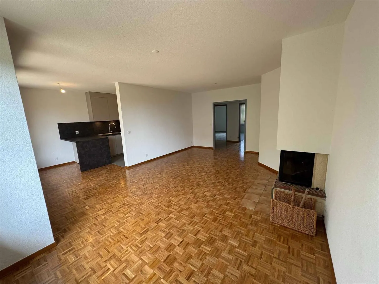 Großzügige 3.5-Zimmer-Wohnung renoviert im Herzen von Gland - Foto 2 von 10