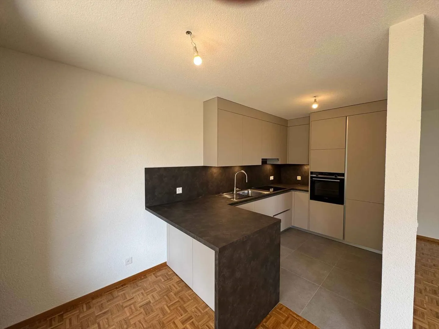 Großzügige 3.5-Zimmer-Wohnung renoviert im Herzen von Gland - Foto 4 von 10