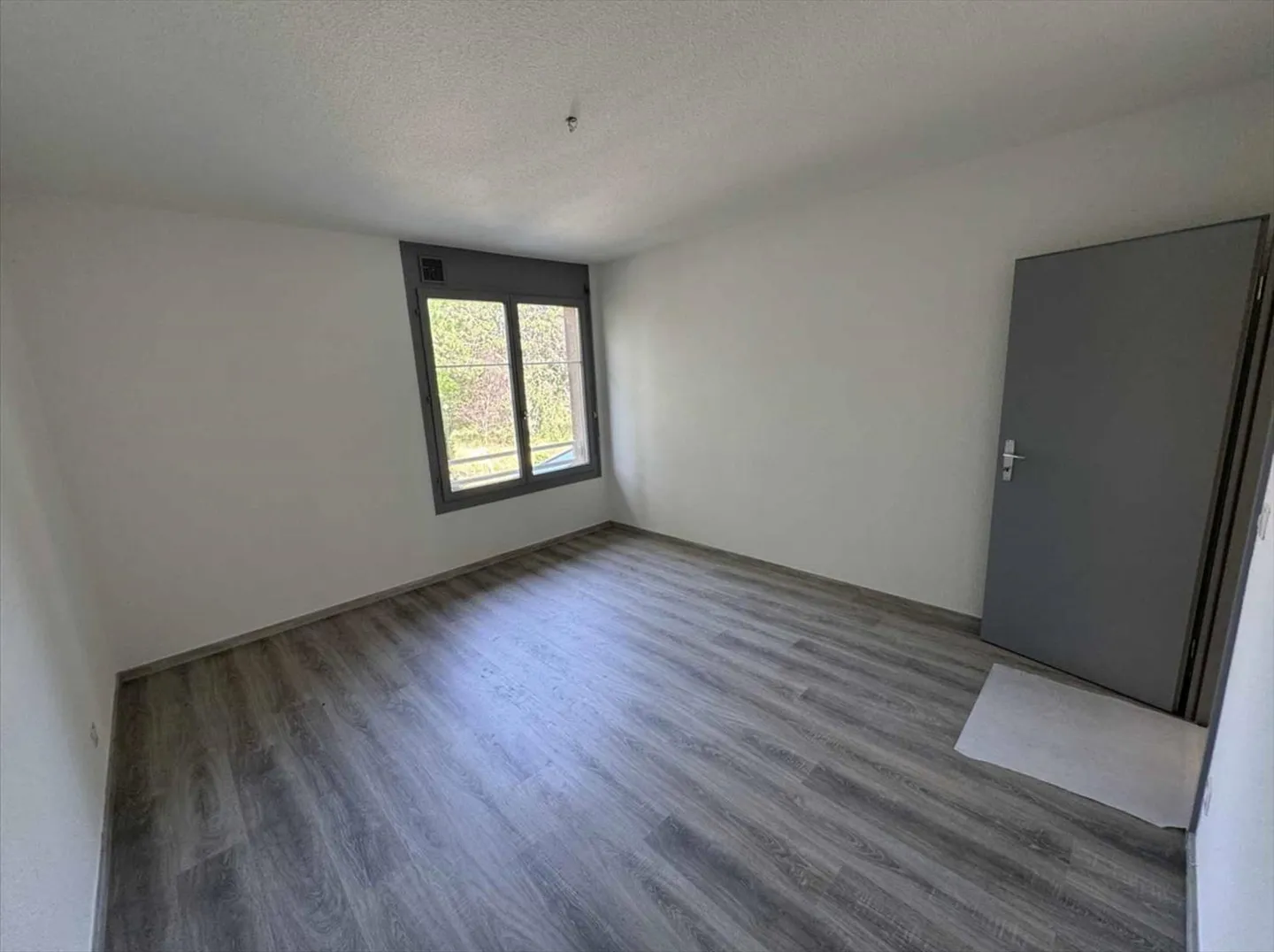 Großzügige 3.5-Zimmer-Wohnung renoviert im Herzen von Gland - Foto 5 von 10
