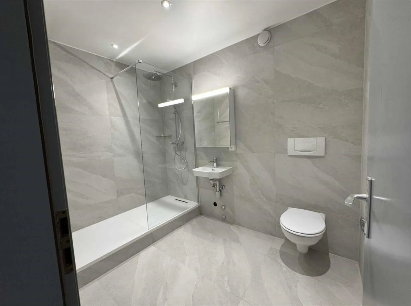 Großzügige 3.5-Zimmer-Wohnung renoviert im Herzen von Gland - Foto 6 von 10