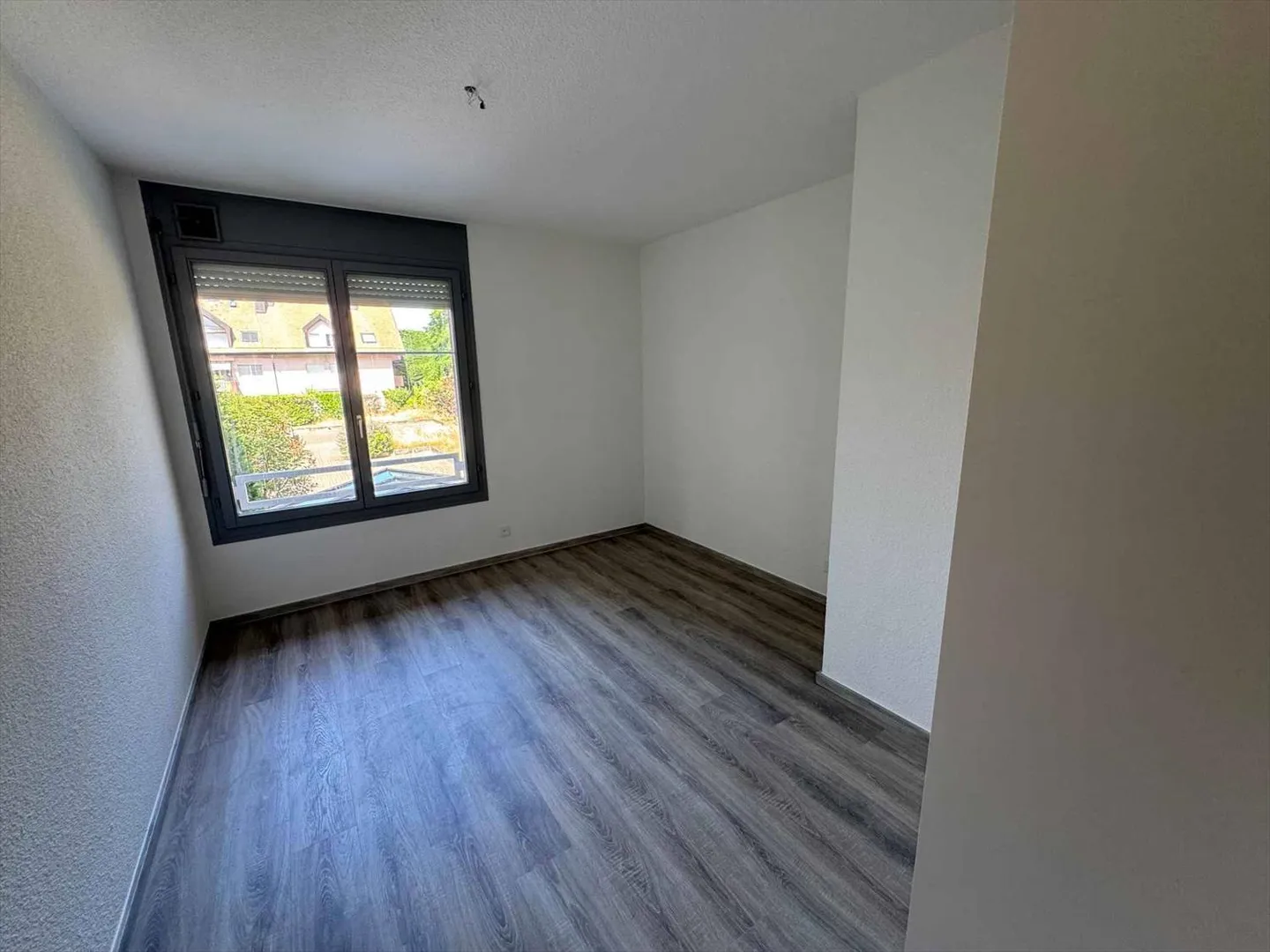 Großzügige 3.5-Zimmer-Wohnung renoviert im Herzen von Gland - Foto 7 von 10