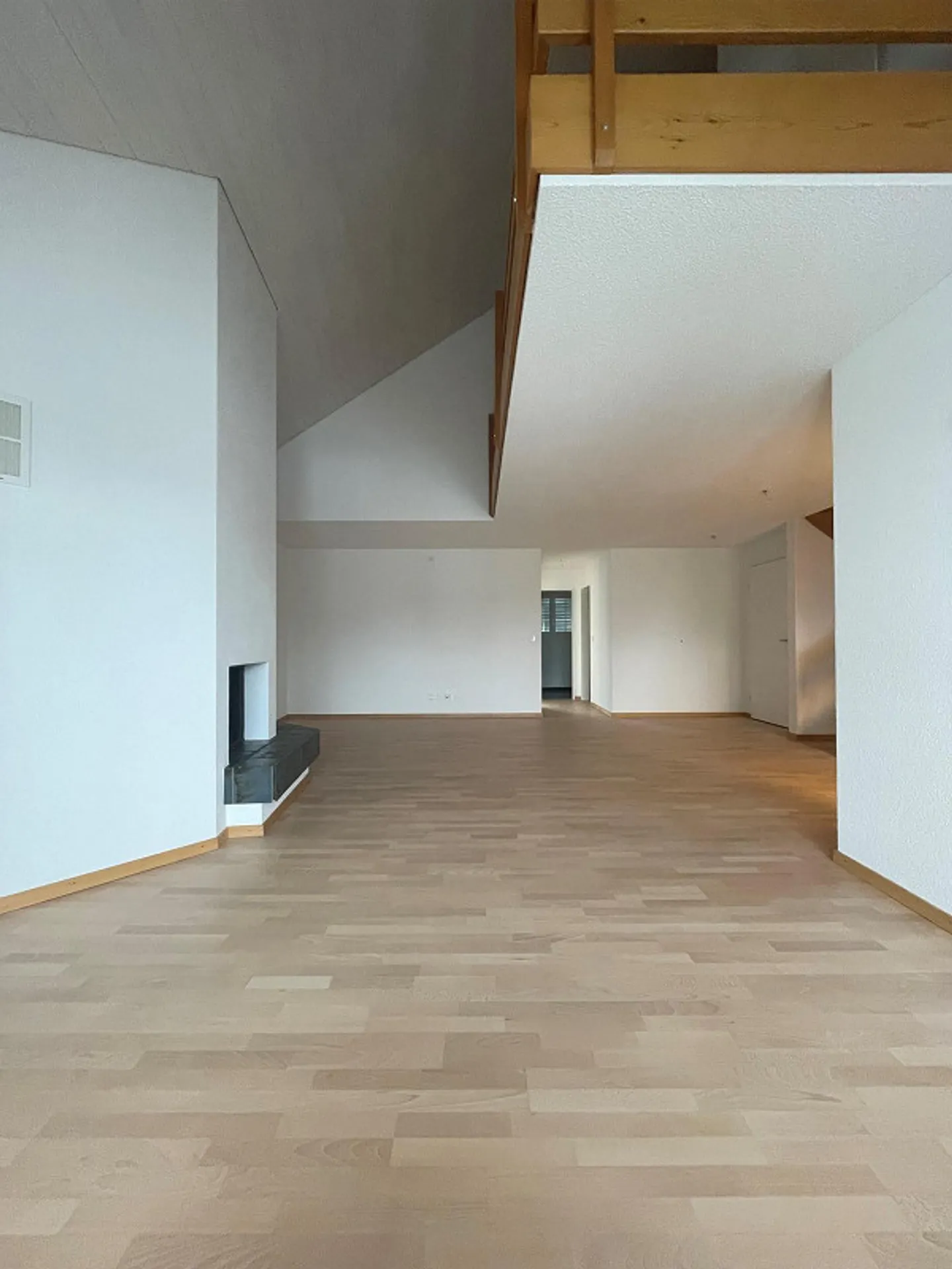 Appartement en duplex de 5,5 pièces avec cheminée et lave-linge! - Photo 1 sur 13
