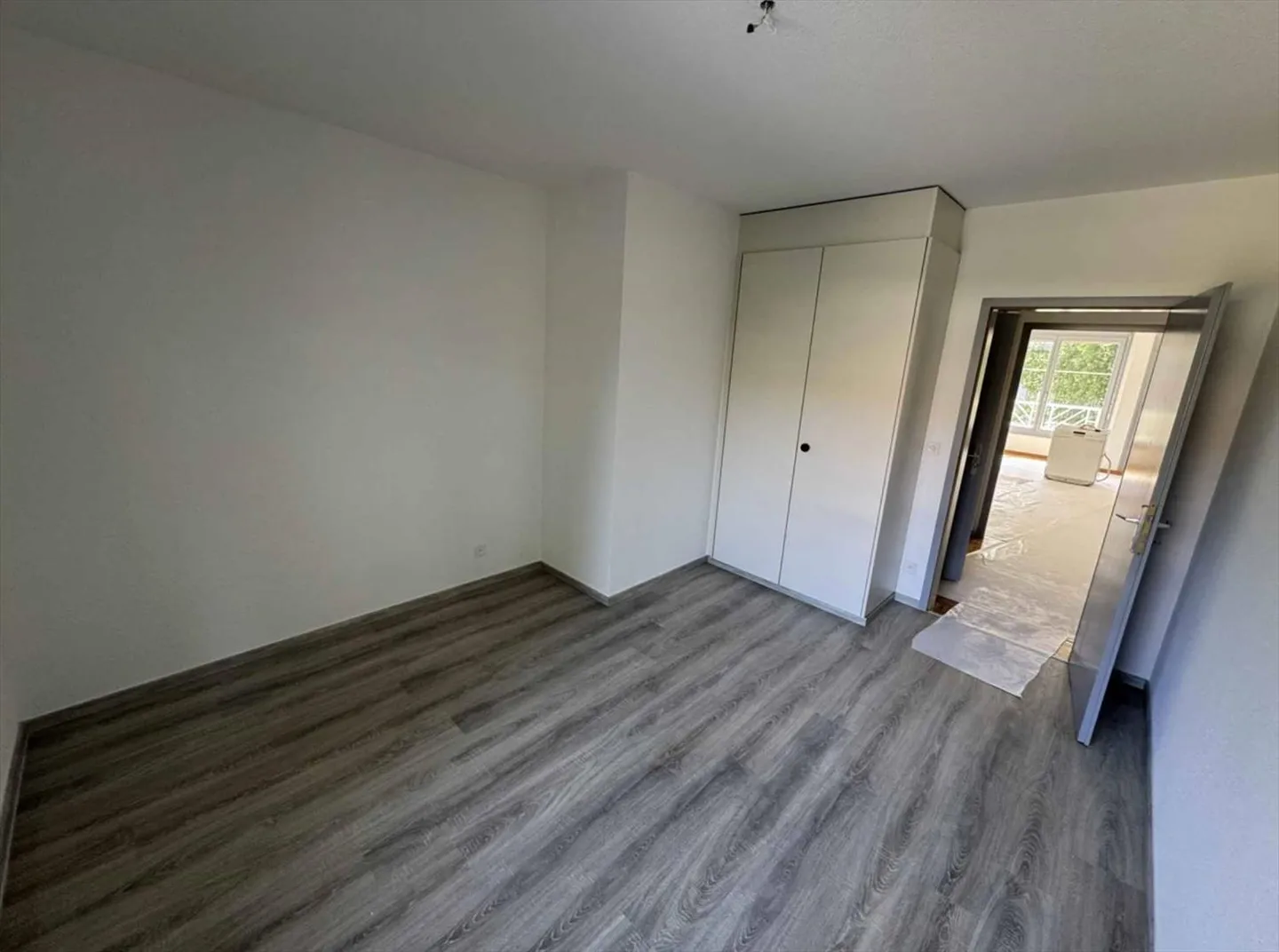 Großzügige 3.5-Zimmer-Wohnung renoviert im Herzen von Gland - Foto 8 von 10
