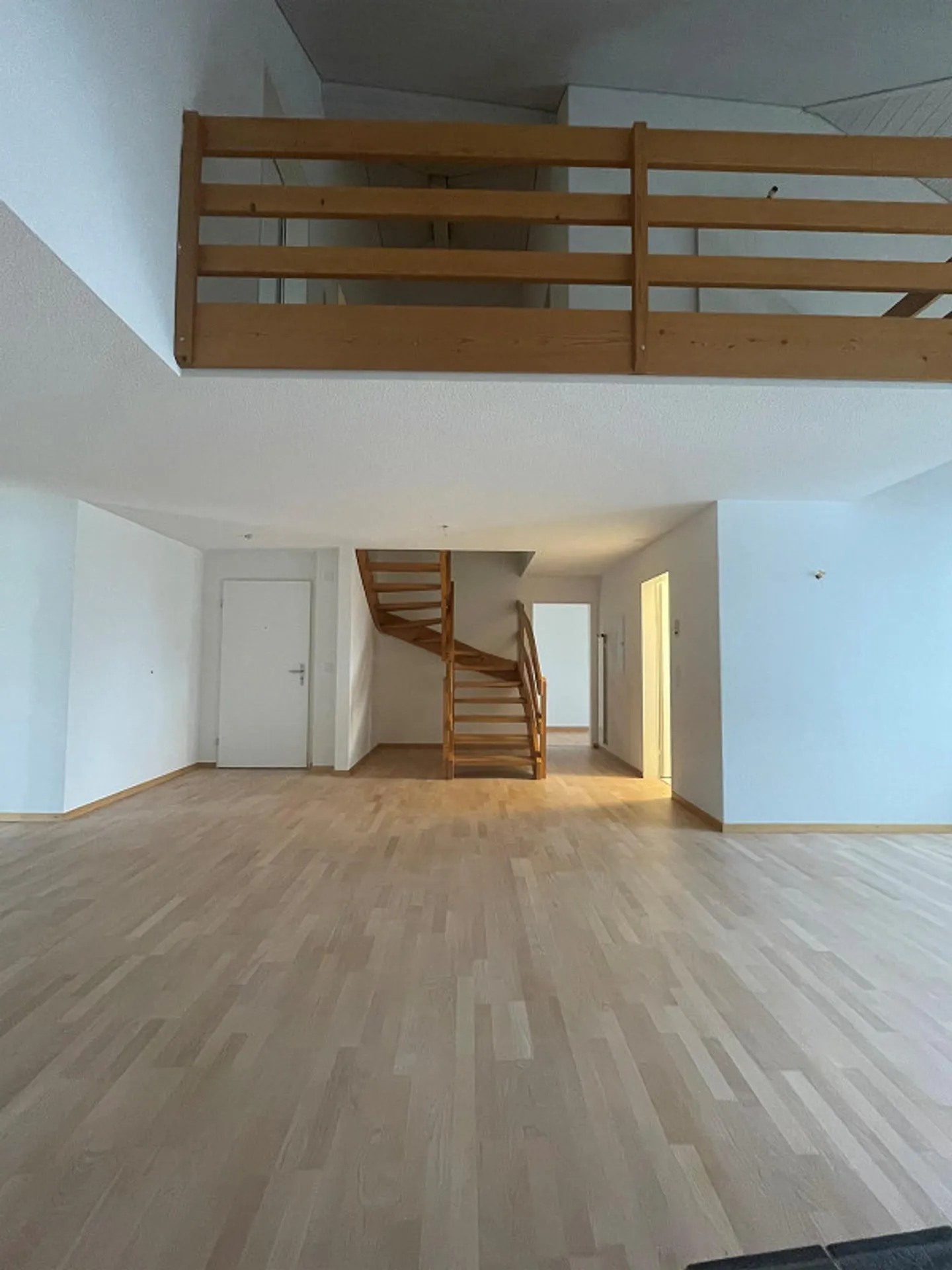 Appartement en duplex de 5,5 pièces avec cheminée et lave-linge! - Photo 2 sur 13