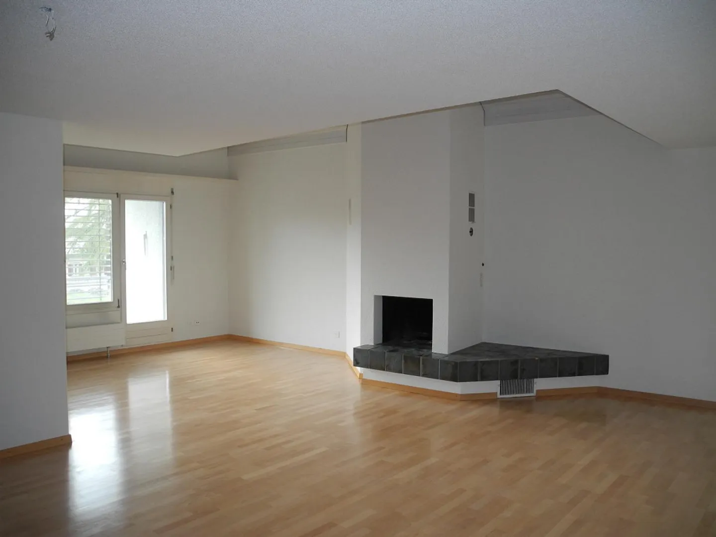 Appartement en duplex de 5,5 pièces avec cheminée et lave-linge! - Photo 3 sur 13