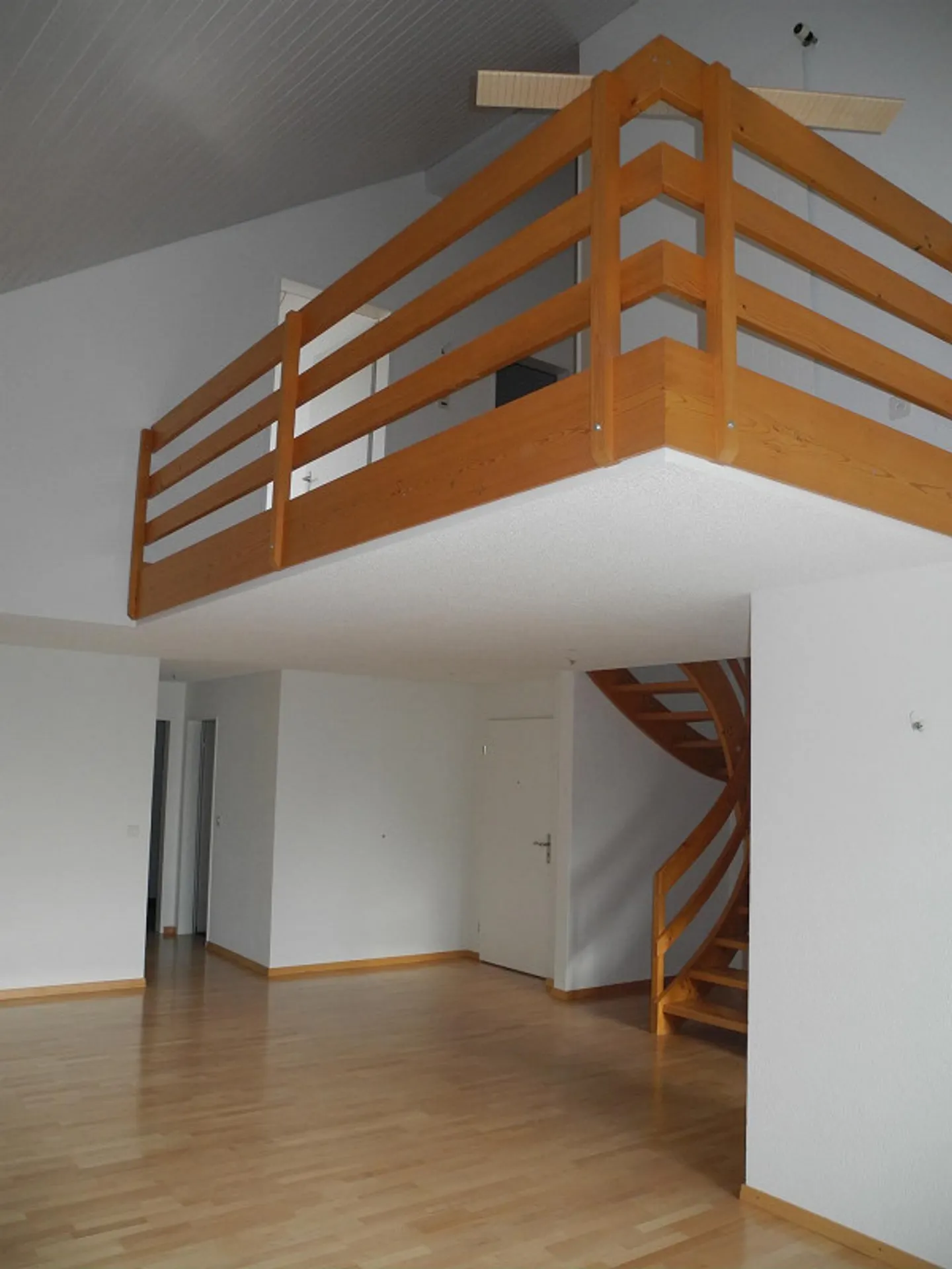 Appartement en duplex de 5,5 pièces avec cheminée et lave-linge! - Photo 4 sur 13