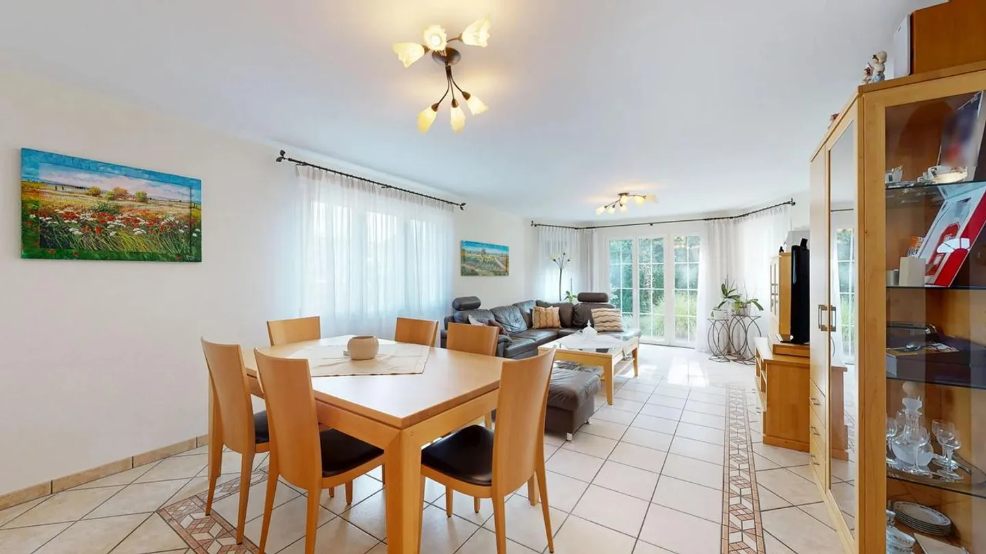 Bella casa unifamiliare di 6,5 stanze con carport e due posti auto all'aperto - Foto 2 di 13