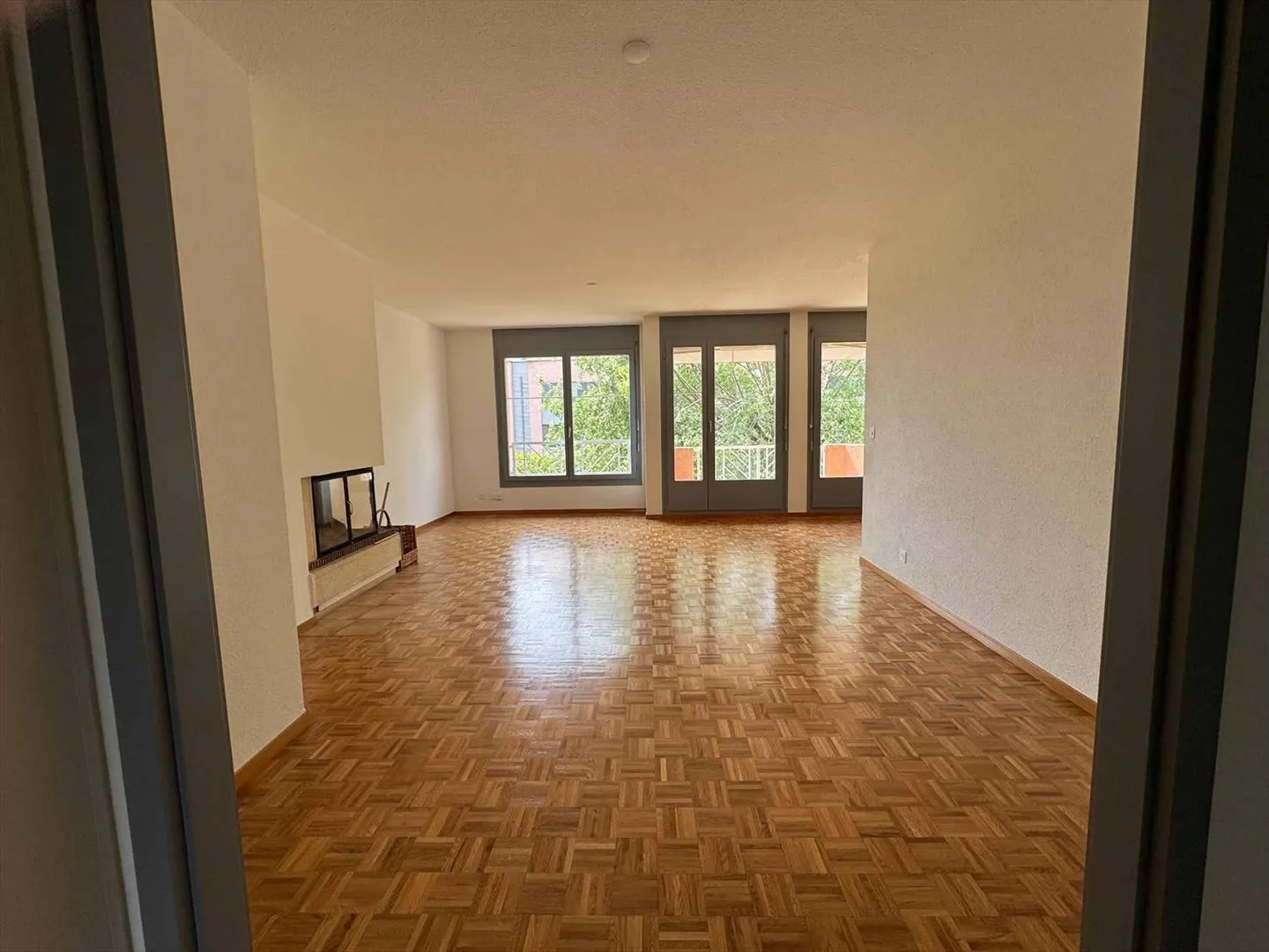 Großzügige 3.5-Zimmer-Wohnung renoviert im Herzen von Gland - Foto 3 von 10