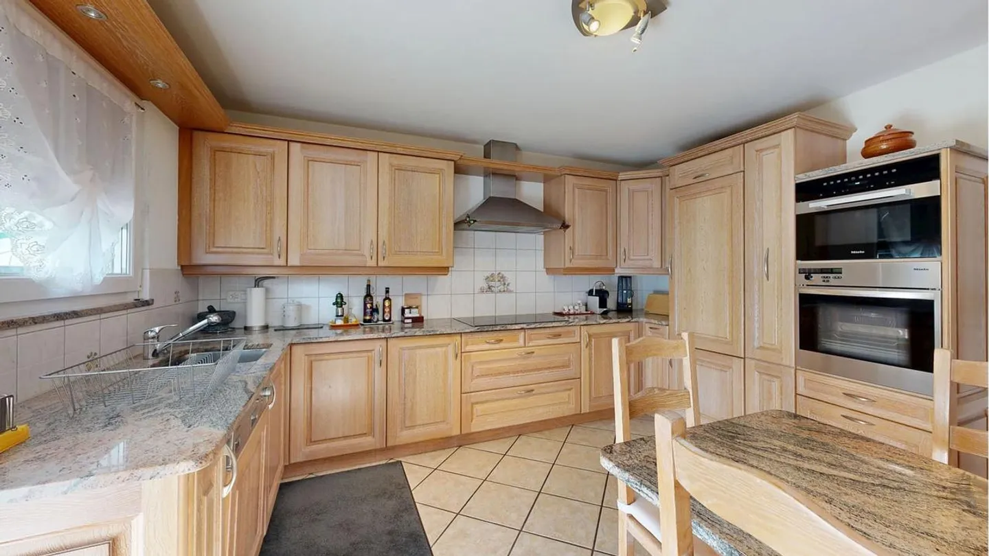 Bella casa unifamiliare di 6,5 stanze con carport e due posti auto all'aperto - Foto 4 di 13