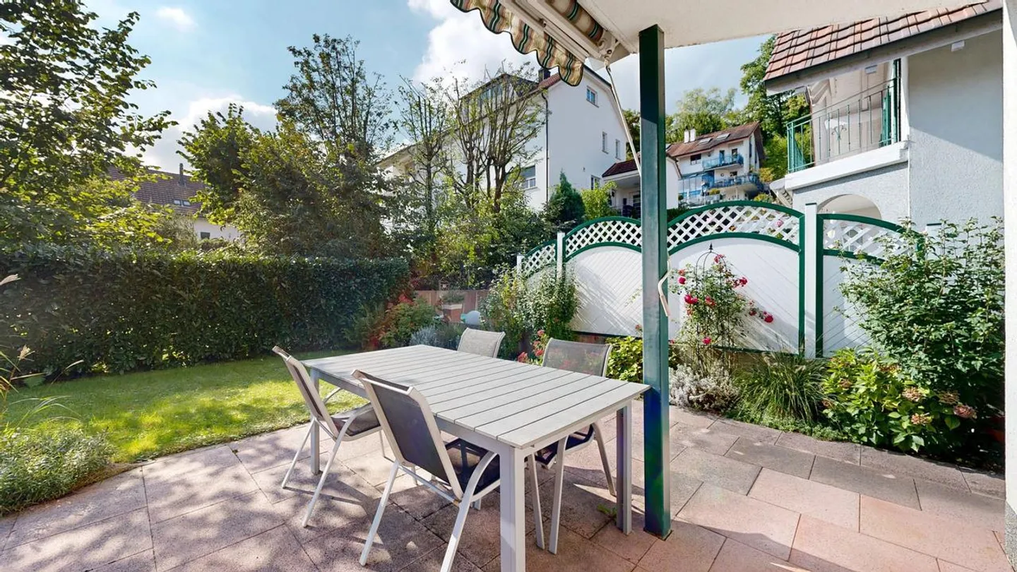 Bella casa unifamiliare di 6,5 stanze con carport e due posti auto all'aperto - Foto 5 di 13