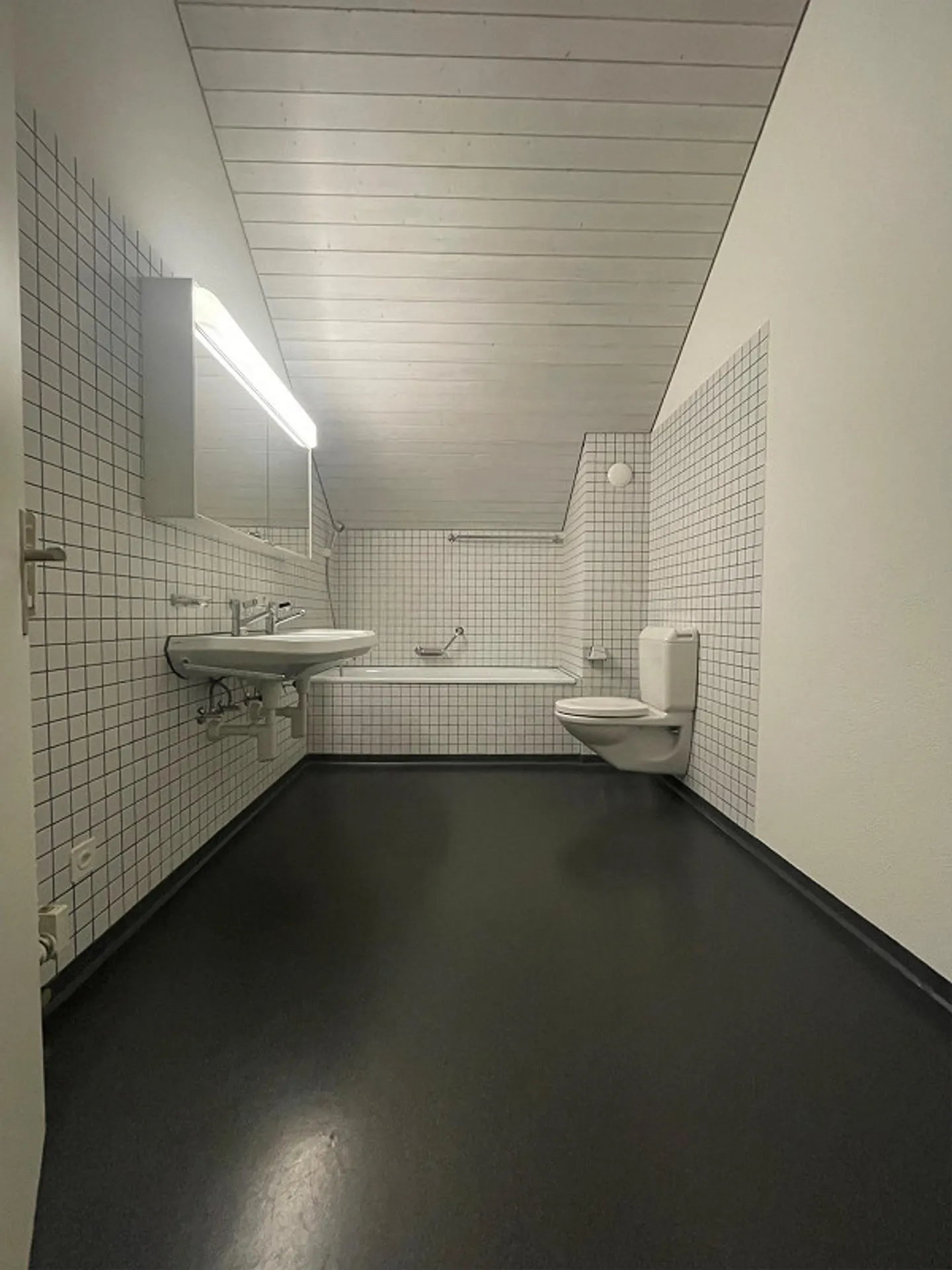 Appartement en duplex de 5,5 pièces avec cheminée et lave-linge! - Photo 11 sur 13