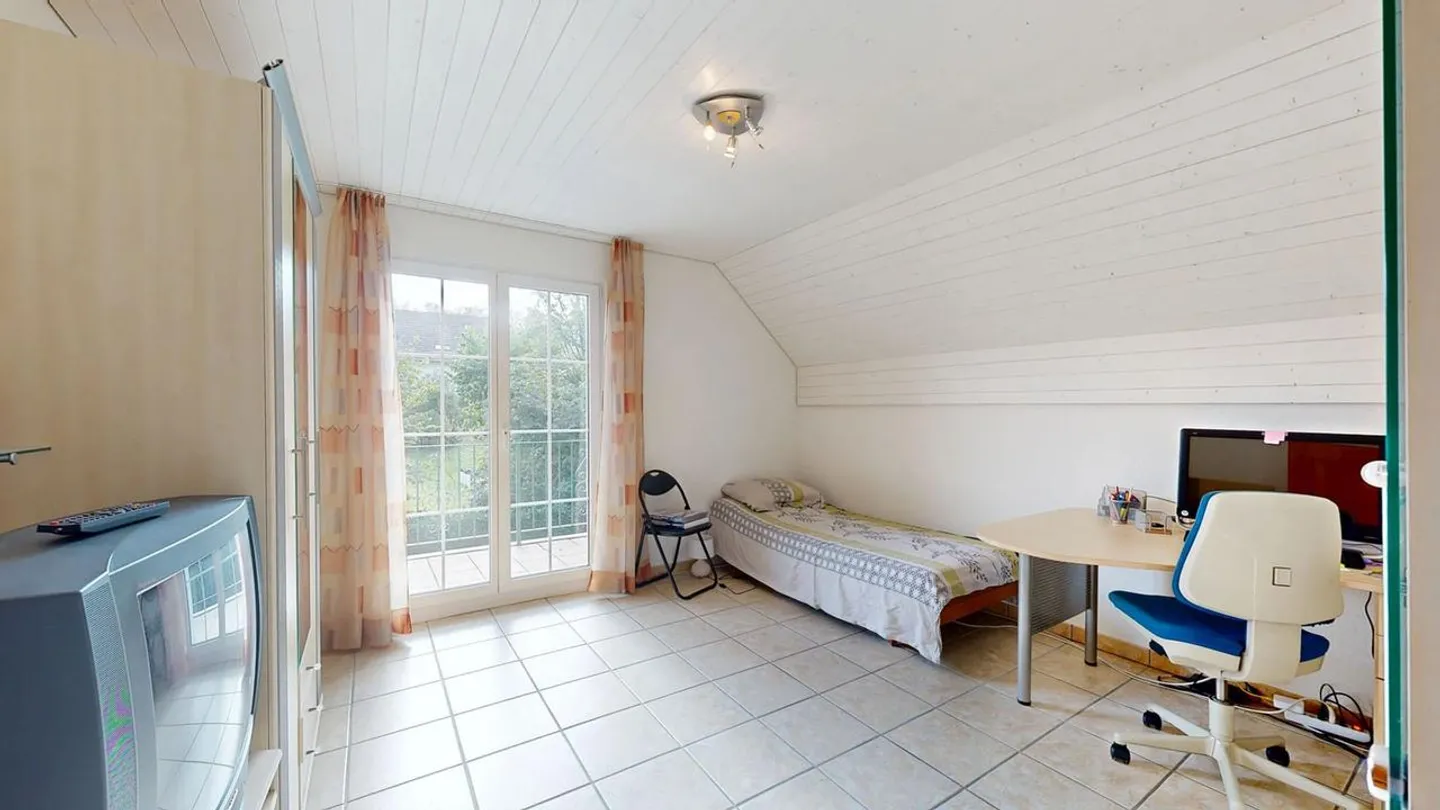 Bella casa unifamiliare di 6,5 stanze con carport e due posti auto all'aperto - Foto 8 di 13