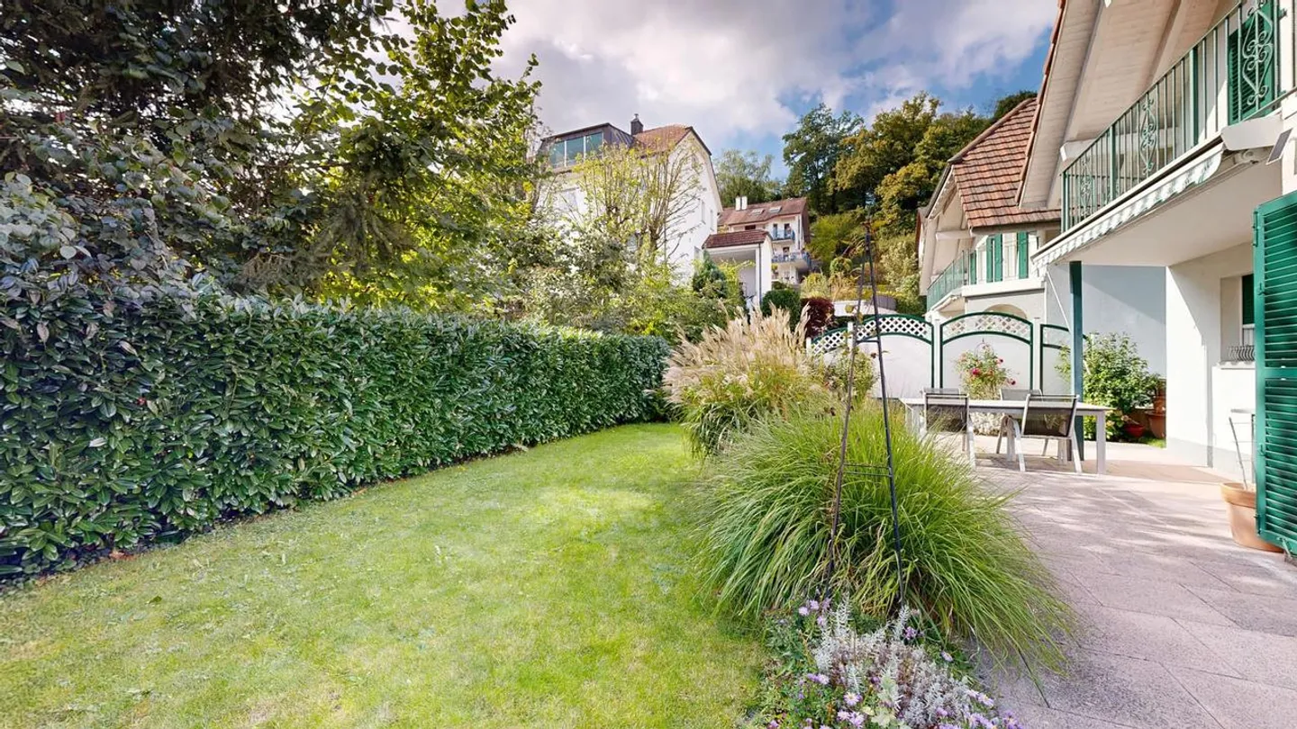 Bella casa unifamiliare di 6,5 stanze con carport e due posti auto all'aperto - Foto 6 di 13