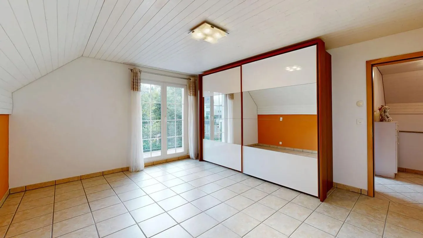 Bella casa unifamiliare di 6,5 stanze con carport e due posti auto all'aperto - Foto 7 di 13