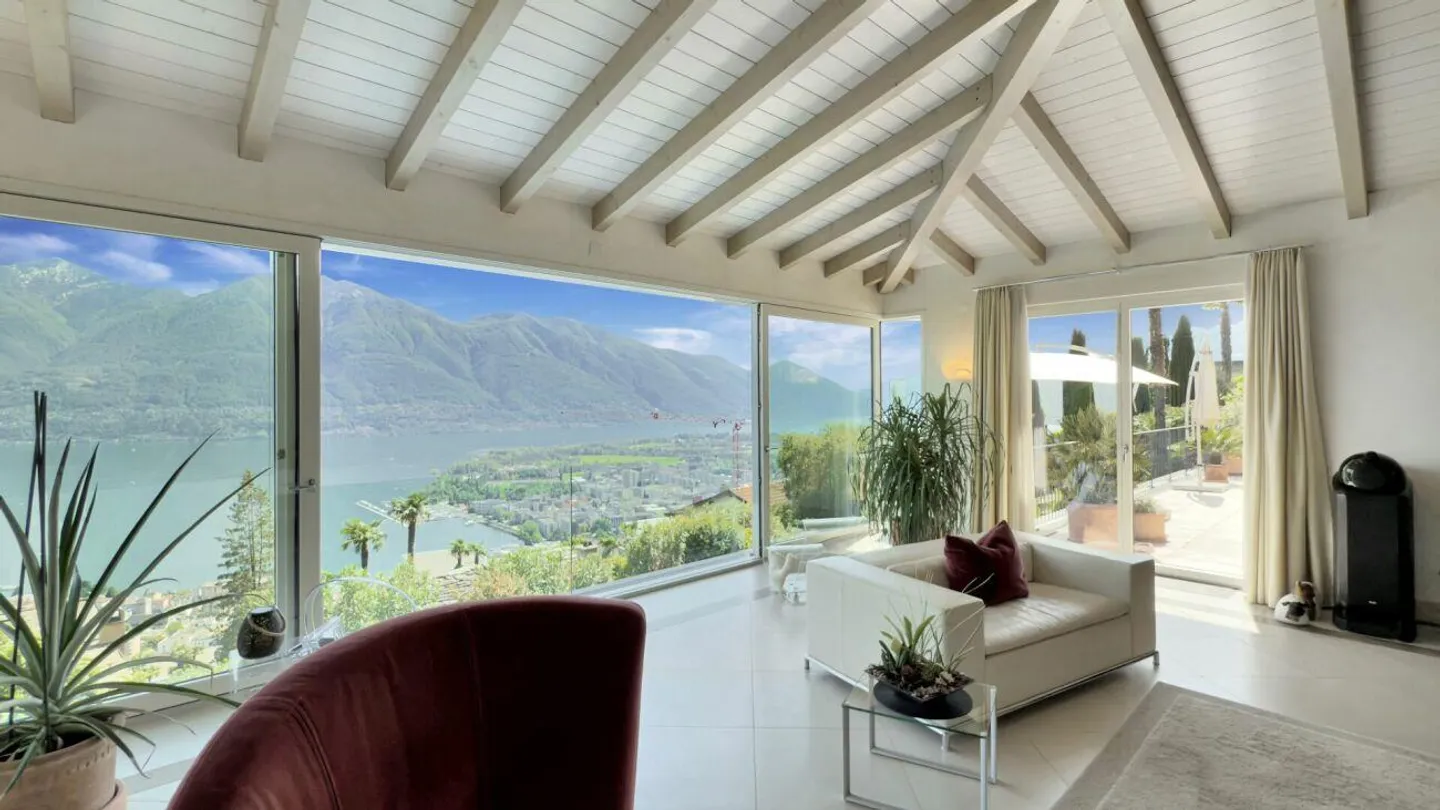 Villa di Lusso con Vista Lago - Foto 2 di 17