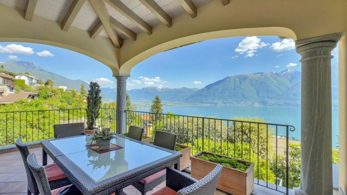 Villa di Lusso con Vista Lago - Foto 4 di 17