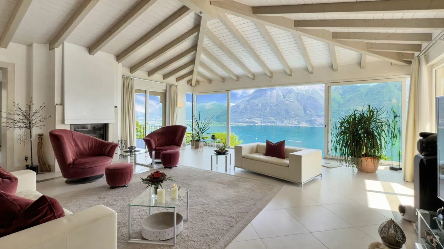 Villa di Lusso con Vista Lago - Foto 1 di 17