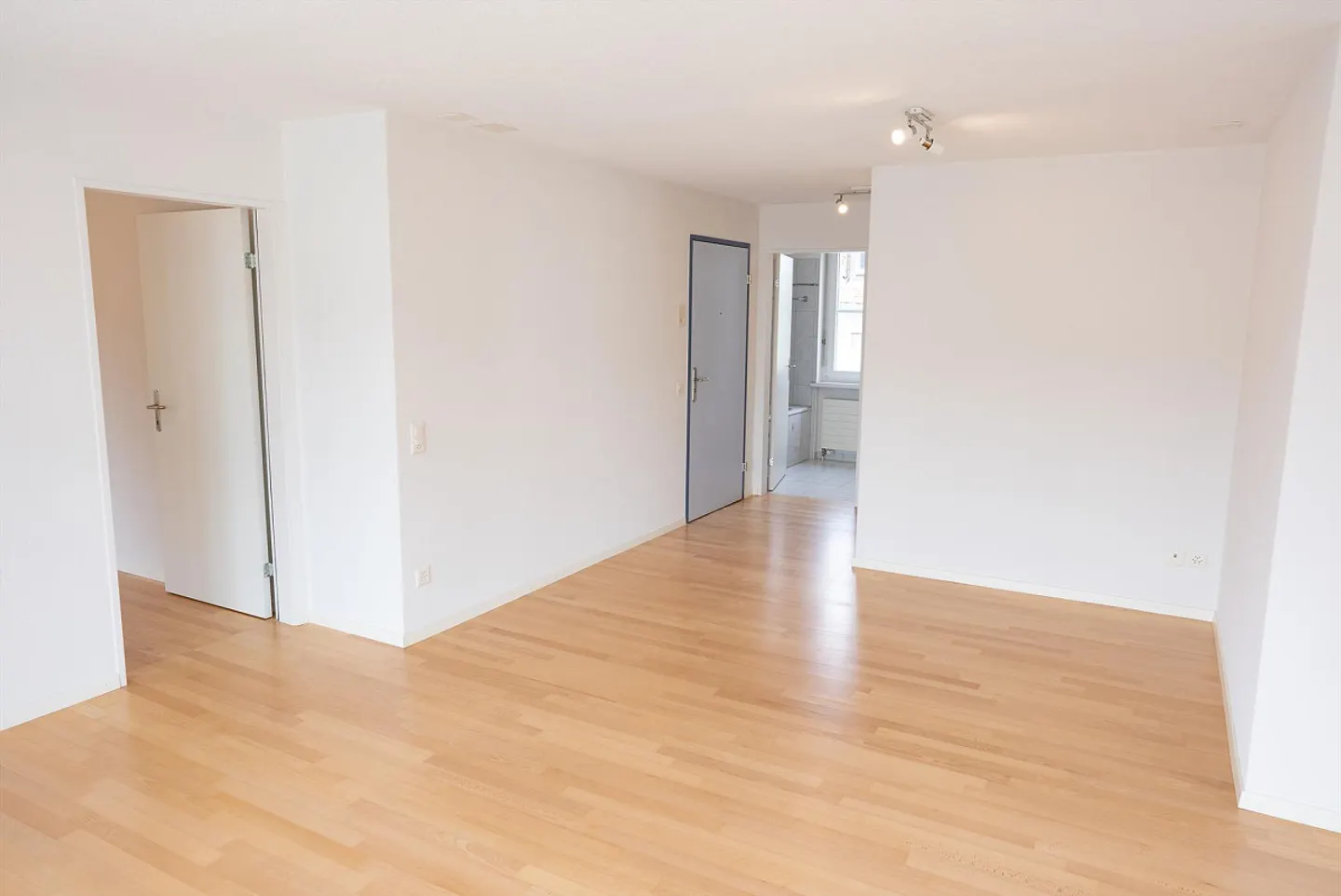 Belle appartement de 3 pièces dans un emplacement calme et central - Photo 2 sur 16