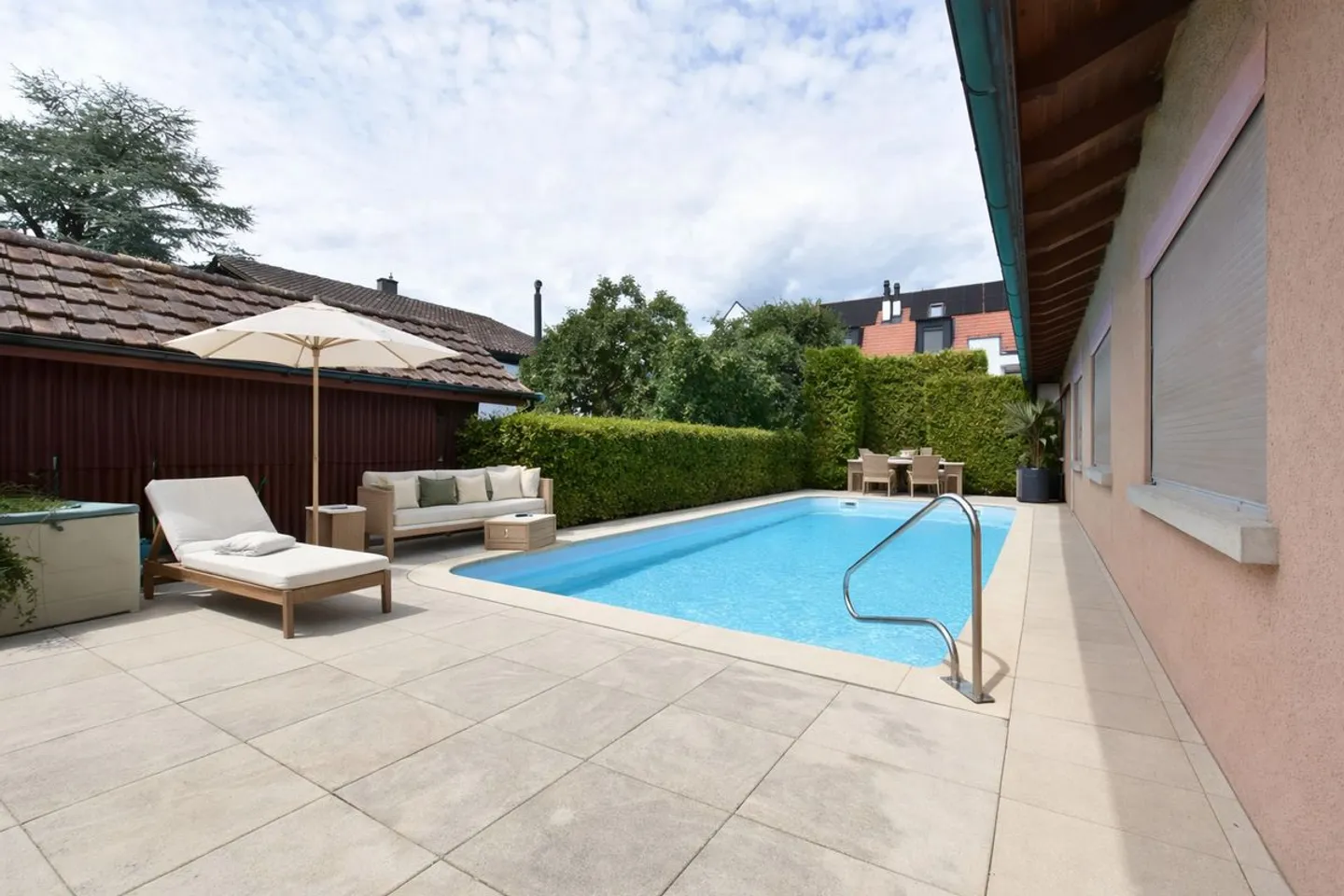 Charmantes Reihenhaus mit Pool - Foto 1 von 12