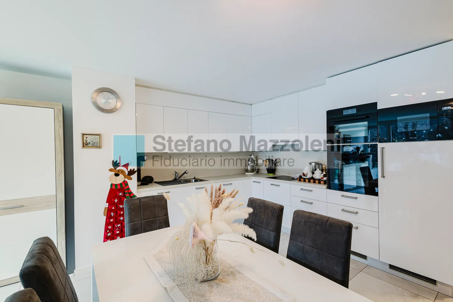 Modern Duplex Apartment in Lumino - Photo 5 of 14