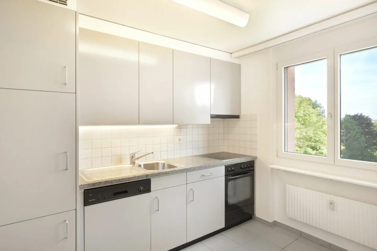 Spacious 3.5-Room Apartment - Photo 1 of 8