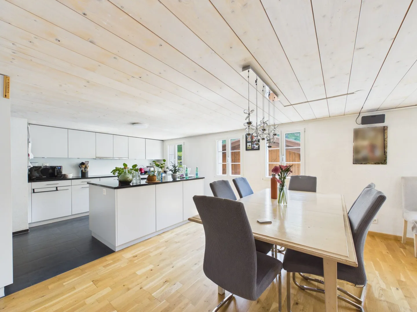 Maison individuelle de 7,5 pièces avec jardin d'hiver, patio et 2 garages ! - Photo 5 sur 17