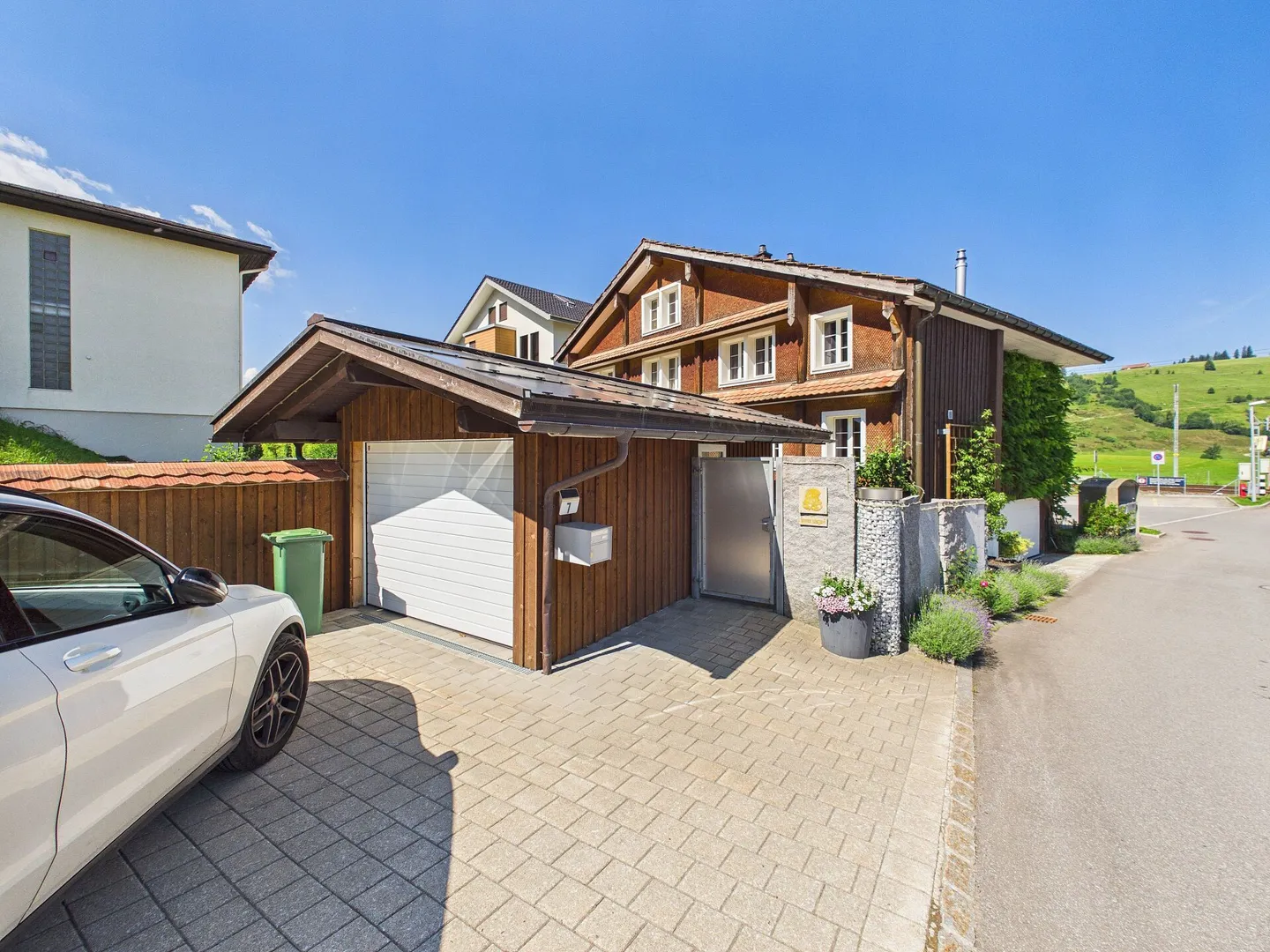 Maison individuelle de 7,5 pièces avec jardin d'hiver, patio et 2 garages ! - Photo 2 sur 17
